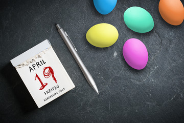 Abreißkalender mit Karfreitag 2019 und Ostereiern auf Schieferuntergrund