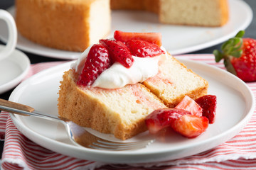 Angel food cake with whipped cream and strawberries