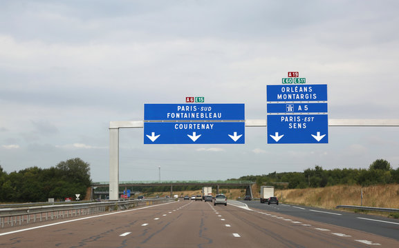 french traffic signal to go to Paris on the motorway in France