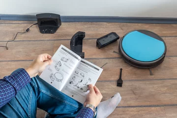 Lesen der Bedienungsanleitung für Roboter-Staubsauger © nikolay100