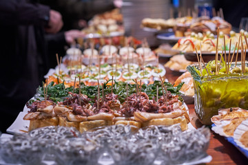 Fototapeta premium Pinchos i tapas typowe dla Kraju Basków w Hiszpanii. Wybór różnych rodzajów żywności do wyboru. San Sebastian