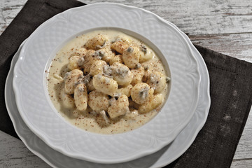 gnocchi di patate al formaggio gorgonzola e noce moscata dall'alto vicino