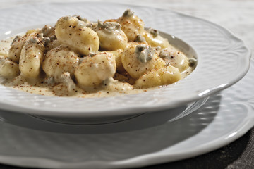 gnocchi di patate al formaggio gorgonzola e noce moscata dal basso primo piano