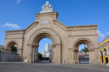 Fototapeta na wymiar Cementerio Cristóbal Colón, Haupteingang, Havanna, Kuba