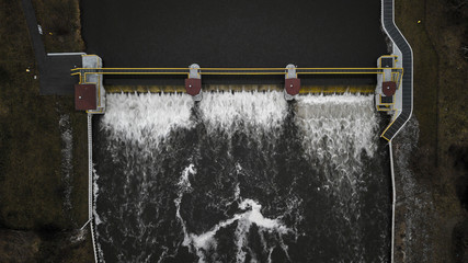 jaz nad wodą  © Piotr