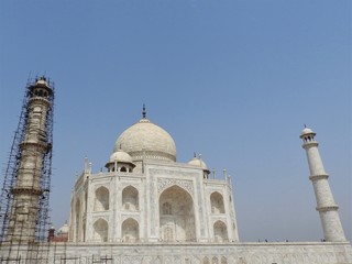 Fototapeta na wymiar Taj Mahal mausoleum and symbol of love, white ivory marble on the South Bank of the Yamuna river in the Indian city of Agra, Uttar Pradesh.