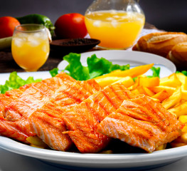 grilled salmon with salad