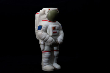 Astronauta de juguete con fondo negro © RodoSZ