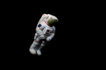 Astronauta de juguete con fondo negro © RodoSZ