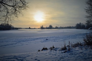 Obraz na płótnie Canvas winter sunset on the Volga River