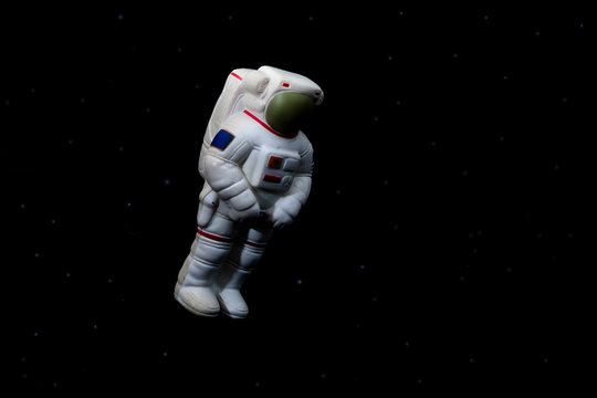 Astronauta de juguete con fondo negro