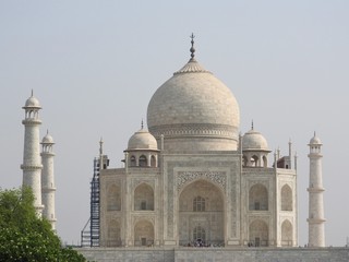Fototapeta na wymiar Taj Mahal on a bright and clear day.