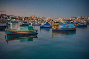 Il pittoresco villaggio di pescatori di Marsaxlokk al crepuscolo, isola di Malta	
