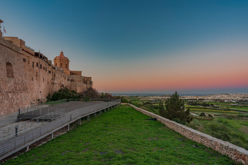 Fototapeta na wymiar L'antica città fortificata di Mdina al crepuscolo, isola di Malta