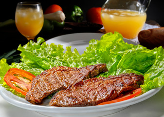 Sliced Picanha with tomato salad and lettuce