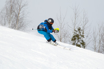 Fototapeta na wymiar girl on ski