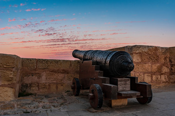 Antico cannone nella Cittadella fortificata di Victoria, isola di Gozo MT	