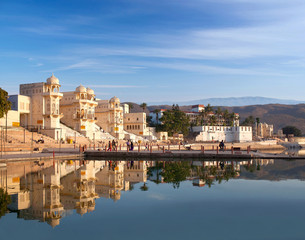 Obraz premium Pushkar city view from Pushkar Sarovar lake in Rajasthan, India