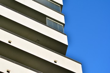 Obraz premium Contemporary residential building exterior in the daylight