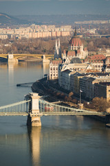Fototapeta premium Chain bridge over Danube river and Budapest parliament in Budapest, Hungary.