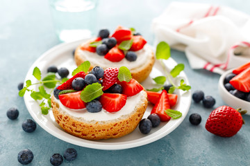 Berry sandwiches with fresh strawberry, blueberry and cream cheese