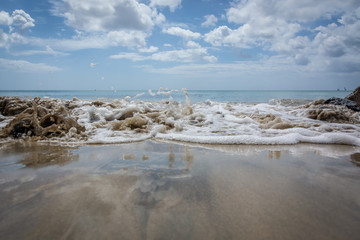 Wellengischt am Sandstrand