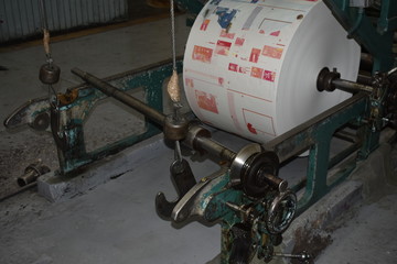 Acercamiento de rollo de papel en imprenta industrial