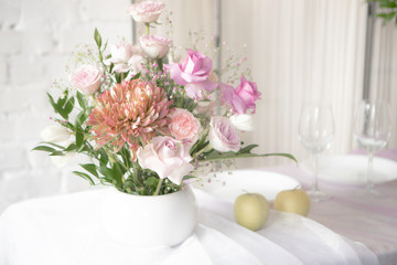 The decor of roses and baby's breath on a white brick wall background