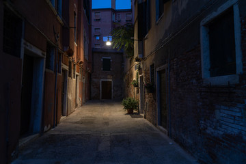 Fototapeta na wymiar narrow Venetian street surrounded by colourful building