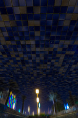 Obraz premium cityscape reflecting in the fountain during night time