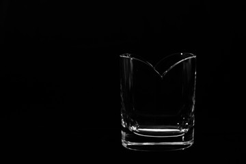 Florero de cristal con forma de corazón en fondo negro