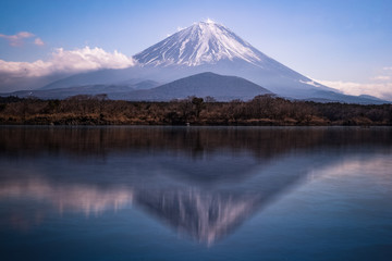 Naklejka premium Mt.Fuji with reflection in the water at Lake Shojiko in the winter