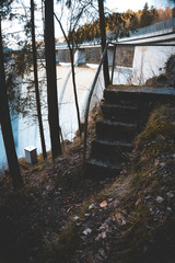 Treppe vor Staudamm