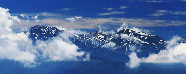 雨飾山山頂からの　後立山連峰　雪倉岳、鉢ヶ岳　遠景