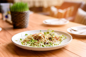 Spaghetti with young salad