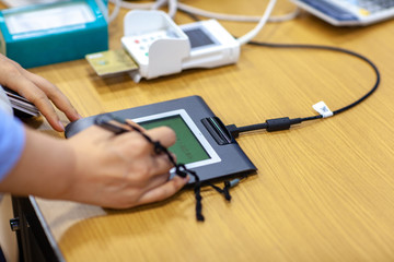 買い物　キャッシュレス　サイン　クレジットカード　カード決済　現金　支払い　ショッピング