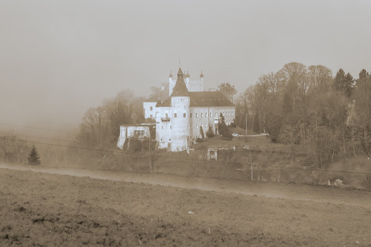 Schloss Ottensheim im Morgennebel