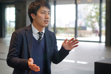 説明するビジネスマン