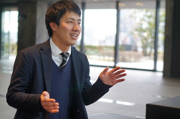 説明するビジネスマン