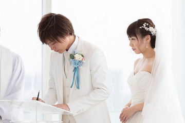 結婚式 フラワーシャワーで祝福される笑顔の新郎と新婦 Wall Mural West Photo