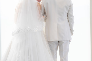 結婚式　新郎と新婦の後ろ姿