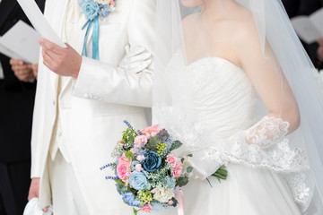 結婚式 フラワーシャワーで祝福される笑顔の新郎と新婦 Wall Mural West Photo