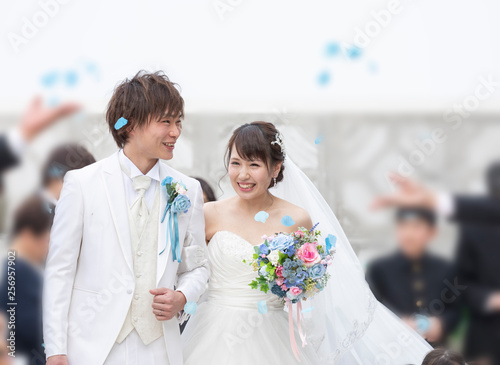 結婚式 フラワーシャワーで祝福される笑顔の新郎と新婦 Bridal Gown Wall Mural Bridal Go West Photo