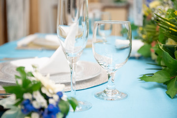 結婚式　高砂席のカトラリーとお皿　グラス