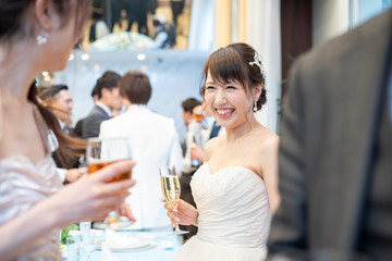 結婚式　笑顔で話す新婦