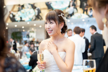 結婚式　笑顔で話す新婦