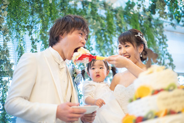 結婚式 フラワーシャワーで祝福される笑顔の新郎と新婦 Wall Mural West Photo