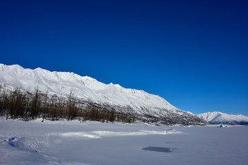 Fototapeta na wymiar アラスカの青空と山