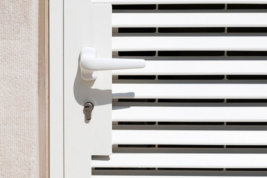 Infisso bianco con maniglia