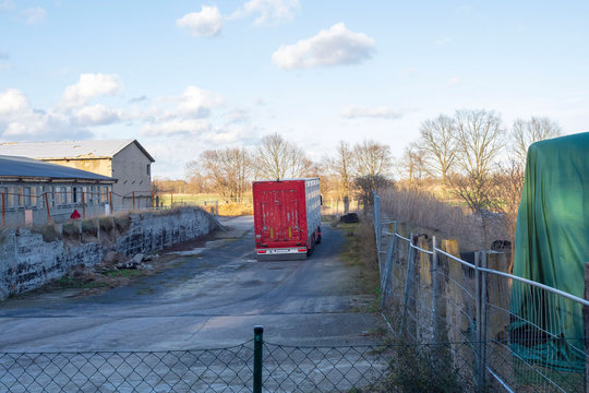 ein Viehtransporter auf einer Mastanlage